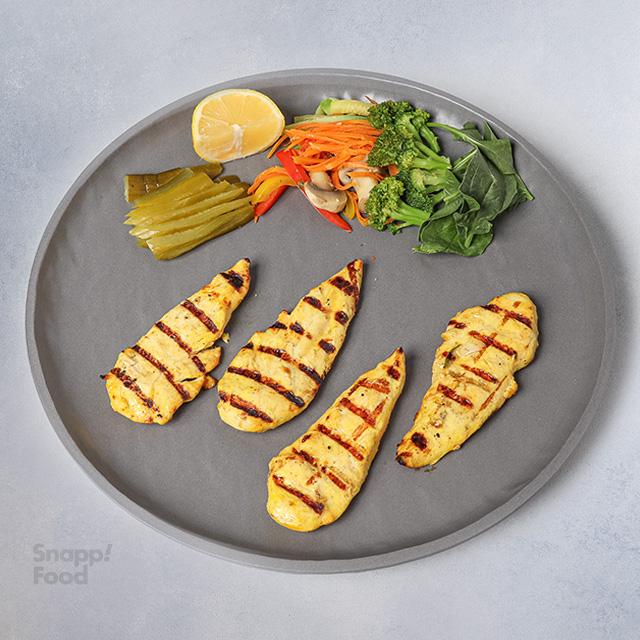 بشقاب فیله مرغ گریل شده